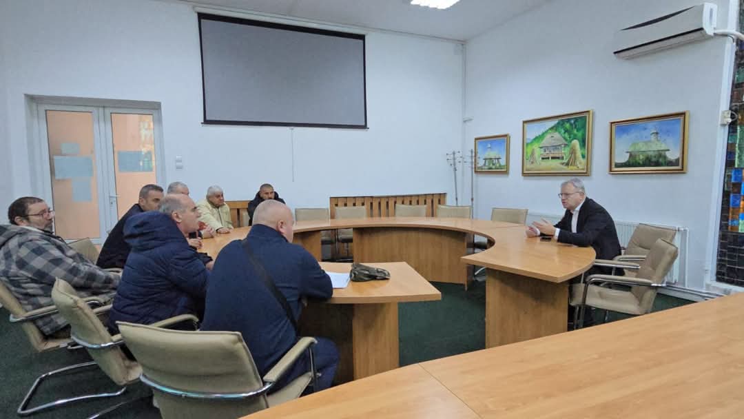 Într-o întâlnire recentă cu cetățenii din satul Ilfoveni, comuna Nucet secretarul de stat în Ministerul Transporturilor, Ionuț Savoiu, a discutat despre proiectele