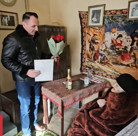 Administrația locală din Târgoviște, alături de doamna Ana Grigore la împlinirea a 100 de ani Administrația târgovișteană a marcat un moment emoționant, sărbătorindu-o pe doamna Ana Grigore cu ocazia împlinirii vârstei de 100 de ani.