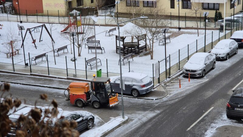 Primăria Târgoviște: Deszăpezire rapidă și măsuri de siguranță în fața poleiului În fața ninsorii, temperaturilor scăzute și a fenomenului de polei care a afectat municipiul Târgoviște, autoritățile au activat un plan rapid de intervenție