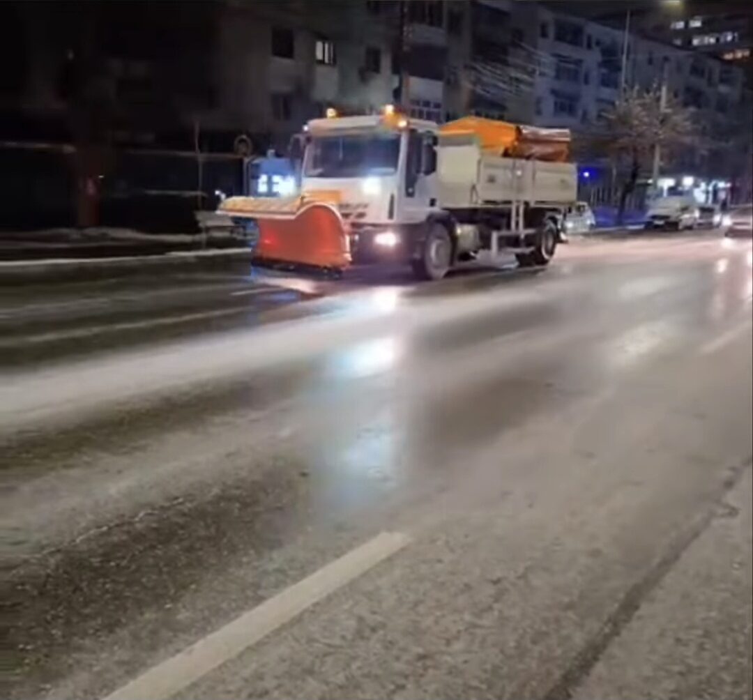 În fața ninsorii, temperaturilor scăzute și a fenomenului de polei care a afectat municipiul Târgoviște, autoritățile au activat un plan rapid de intervenție