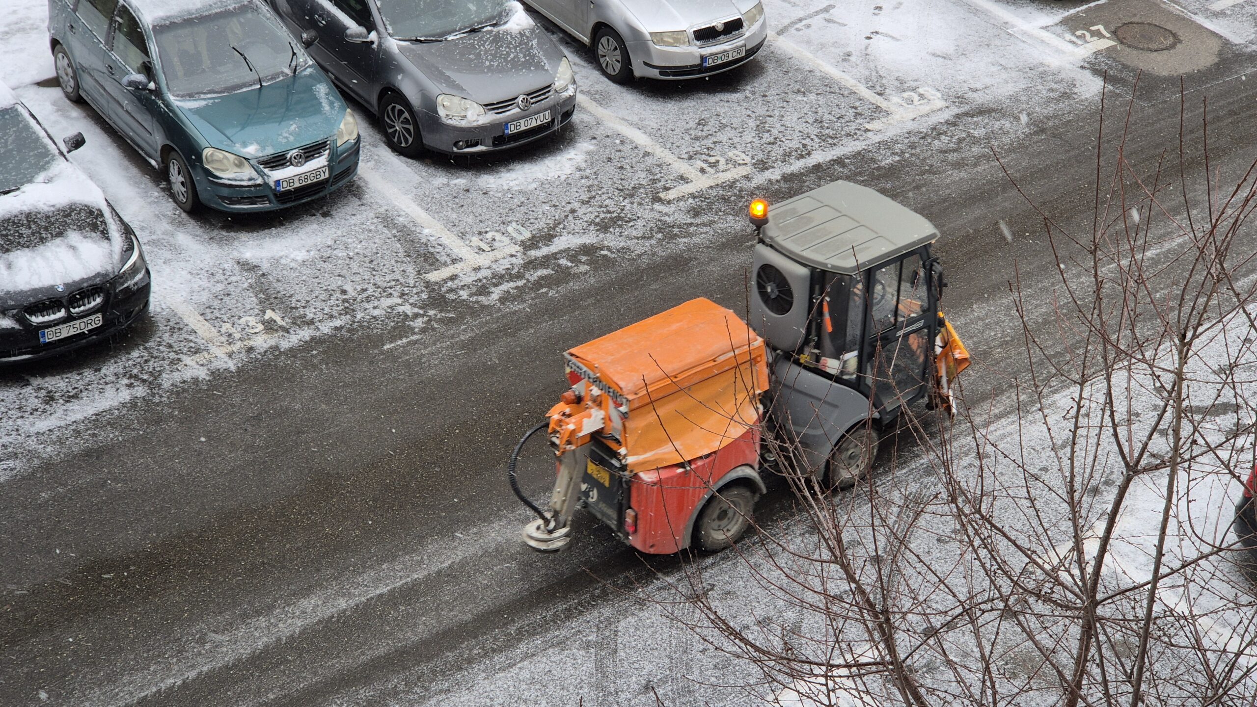 În fața ninsorii, temperaturilor scăzute și a fenomenului de polei care a afectat municipiul Târgoviște, autoritățile au activat un plan rapid de intervenție