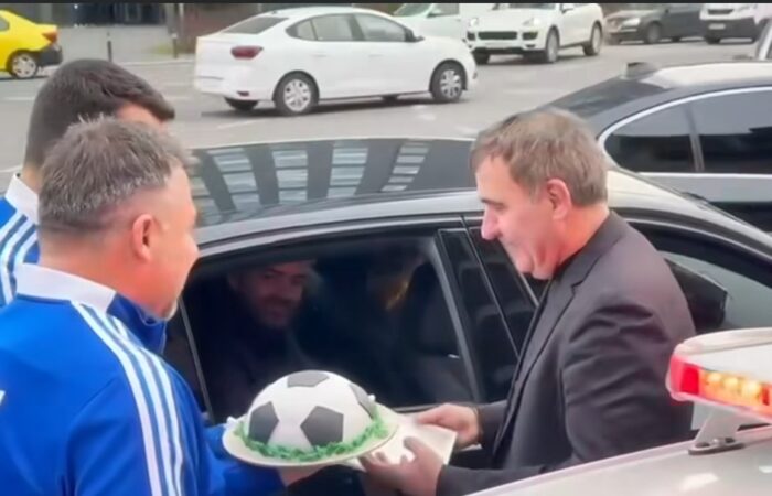 Poliția i-a făcut o surpriză de neuitat legendei Gică Hagi, cu ocazia aniversării a 60 de ani! Ieri, 5 februarie 2025, toată România a sărbătorit nu doar o figură emblematică a fotbalului, ci și o lecție despre respect, profesionalism și omenie.