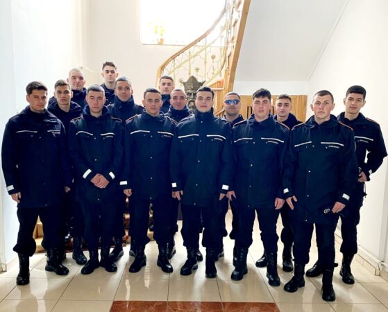 16 elevi ai Școlii de Subofițeri de Jandarmi Drăgășani au început stagiul de practică la Jandarmeria Dâmbovița Începând cu data de 17 februarie 2025 și până pe 3 august, 16 elevi ai prestigioasei Școli Militare de Subofițeri de Jandarmi „Grigore Alexandru Ghica” Drăgășani