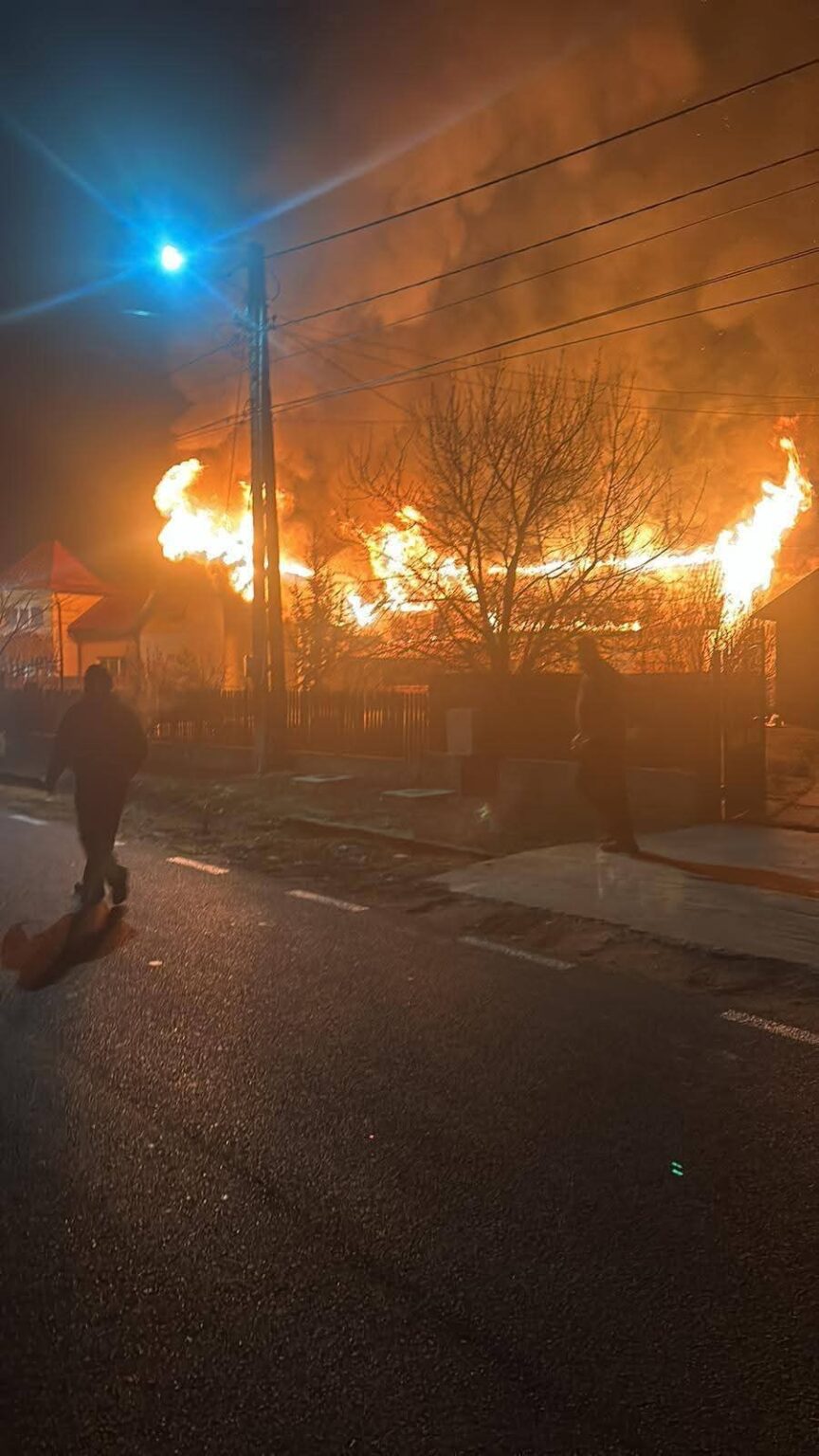 Mare necaz: O familie din Mănești a rămas fără casă în urma unui incendiu devastator În noaptea de 4 spre 5 februarie 2025, în jurul orei 00:40, Detașamentul de Pompieri Târgoviște a fost solicitat să intervină de urgență pentru stingerea unui incendiu
