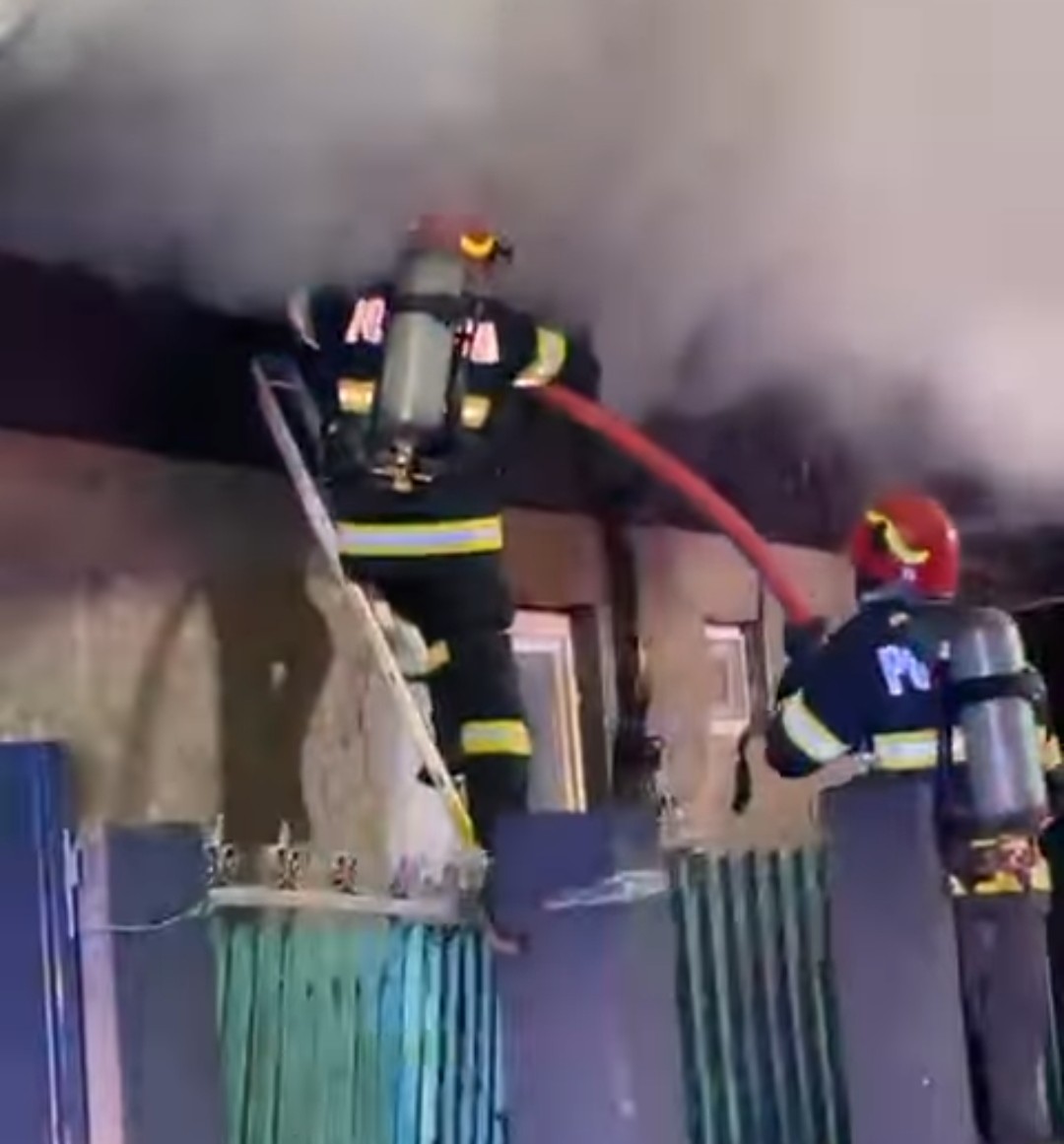 Un incendiu violent a izbucnit înaseară într-o casă din satul Dobra, comuna Dobra, județul Dâmbovița.