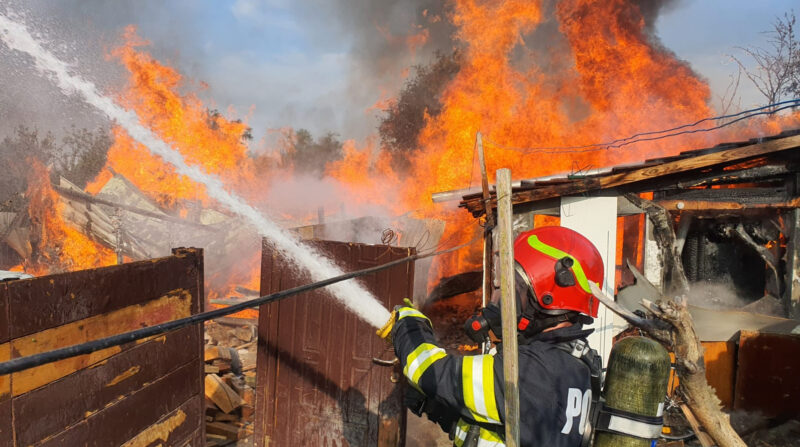 Un incendiu devastator a avut loc ieri dimineață, în jurul orei 09:33, într-o locuință din cartierul Glodeni al orașului Pucioasa.