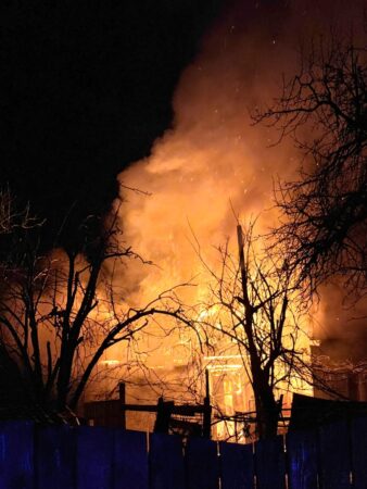 Incendiu de amploare în Dărmănești, pompierii s-au luptat pentru stăvilirea flăcărilor Pompierii au fost solicitați să intervină în cazul unui incendiu care a izbucnit la o casă din localitatea Dărmănești, pe strada Vlădei.