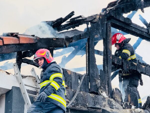 Flăcările au cuprins o casă din comuna Malu cu Flori Pompierii din județul Dâmbovița au fost solicitați să intervină de urgență la un incendiu izbucnit la o casă din comuna Malu cu Flori, sat Capu Coastei.