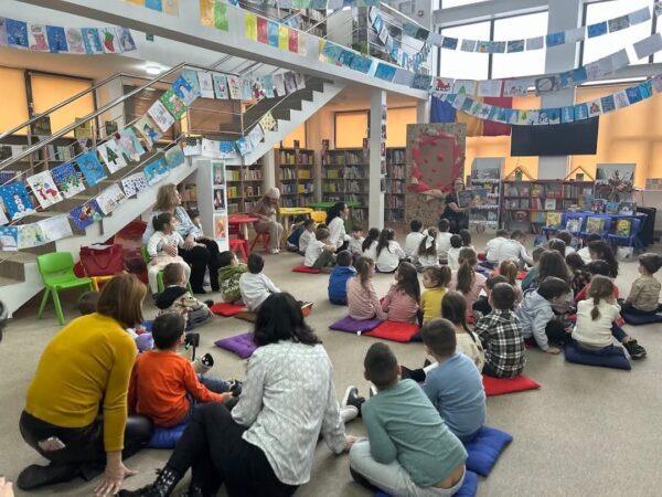 Magia lecturii adusă mai aproape de copii la Biblioteca Județeană Dâmbovița cu ocazia Zilei Internaționale a Cititului Împreună Ieri, la Filiala pentru copii a Bibliotecii Județene „I. H. Rădulescu” Dâmbovița, a fost sărbătorită Ziua Internațională a Cititului Împreună (ZICI), un eveniment care a adus