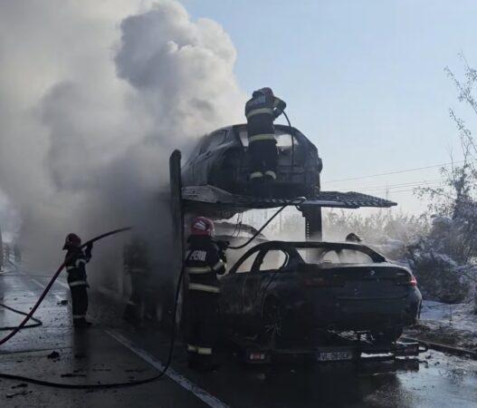 Opt autovehicule, distruse de flăcări pe o platformă în zonaI.L. Caragiale În dimineața zilei de 19 februarie 2025, o intervenție de urgență a fost necesară pe DN 72 Târgoviște-Ploiești , în apropierea căii ferate din comuna I.L. Caragiale, județul Dâmbovița, după ce un incendiu puternic a cuprins un ansamblu de vehicule. 8 autovehicule aflate pe o platformă au fost făcute scrum de flăcările care au izbucnit rapid, fără a lăsa loc de intervenție inițială.