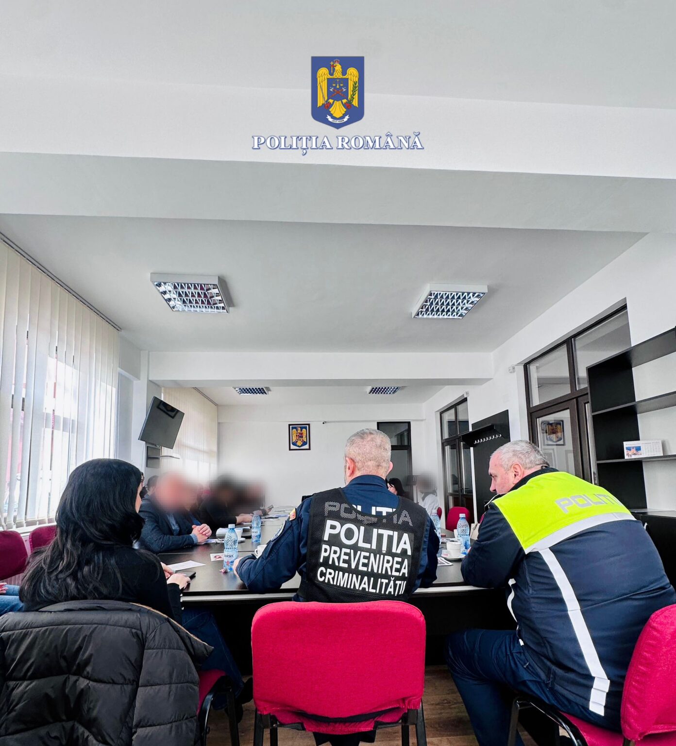 Campanie informativă a polițiștilor dâmbovițeni pentru prevenirea violenței și siguranța comunității Ieri, polițiștii din cadrul Compartimentului de Analiză și Prevenire a Criminalității, în colaborare cu Postul de Poliție Buciumeni, au organizat o acțiune
