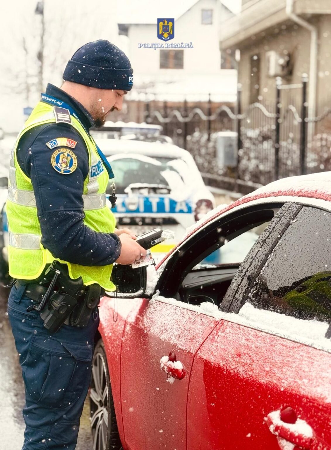 Siguranța în trafic, pe primul loc în zilele cu vreme severă! În județul Dâmbovița, autoritățile fac apel la toți șoferii și pietonii să acorde o atenție deosebită traficului în condițiile meteorologice nefavorabile care vizează zona.