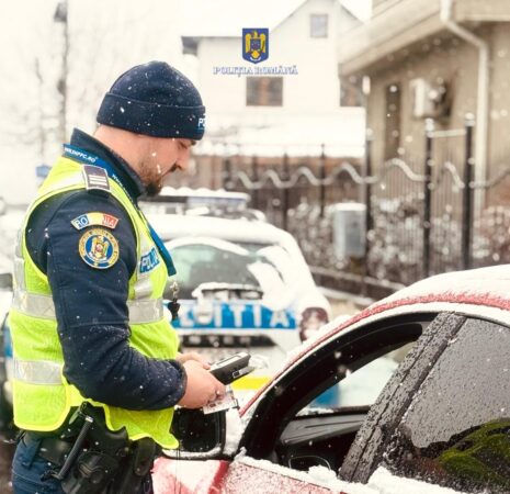 Siguranța în trafic, pe primul loc în zilele cu vreme severă! În județul Dâmbovița, autoritățile fac apel la toți șoferii și pietonii să acorde o atenție deosebită traficului în condițiile meteorologice nefavorabile care vizează zona.