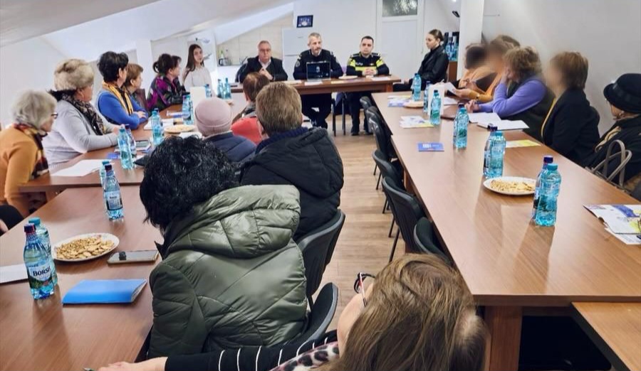 Polițiștii din cadrul Compartimentului de Analiză și Prevenire a Criminalității, în colaborare cu Poliția Orașului Pucioasa, au organizat o sesiune de informare destinată angajaților de la C.A.R.P. „Speranța” din Pucioasa, abordând teme esențiale pentru siguranța comunității.