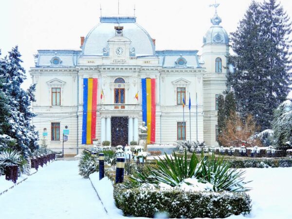 Târgoviște se pregătește pentru nopți geroase: Măsuri de urgență și numere de telefon utile pentru cetățeni Autoritățile din Târgoviște sunt în alertă, pregătindu-se pentru nopțile geroase ce vor lovi municipiul în următoarele zile.