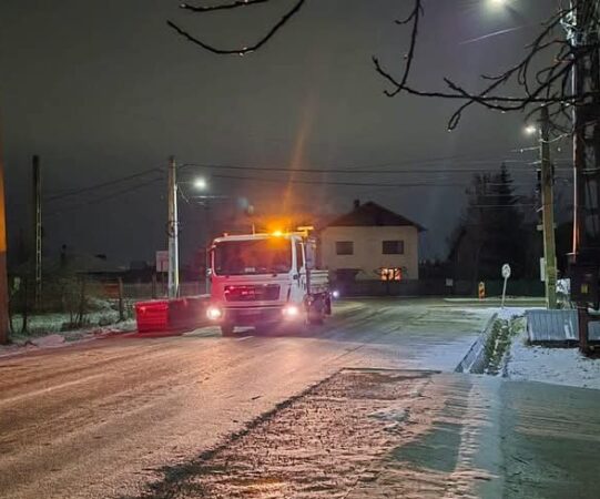 Primăria Răzvad a acționat rapid pentru siguranța cetățenilor în fața iernii În aceste zile de iarnă capricioasă, Primăria Răzvad și primarul Emanuel Spătaru au demonstrat încă o dată că siguranța cetățenilor este prioritatea lor.