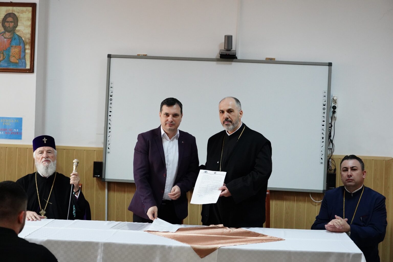 Nou director la Seminarul Teologic Ortodox „Sf. Ioan Gură de Aur” din Târgoviște În cadrul unei ședințe a Consiliului Profesoral, Înaltpreasfințitul Părinte Arhiepiscop și Mitropolit Nifon l-a instalat pe pr. prof. Alin Marian Pleșa în funcția de director al Seminarului Teologic Ortodox „Sf. Ioan Gură de Aur” din Târgoviște.