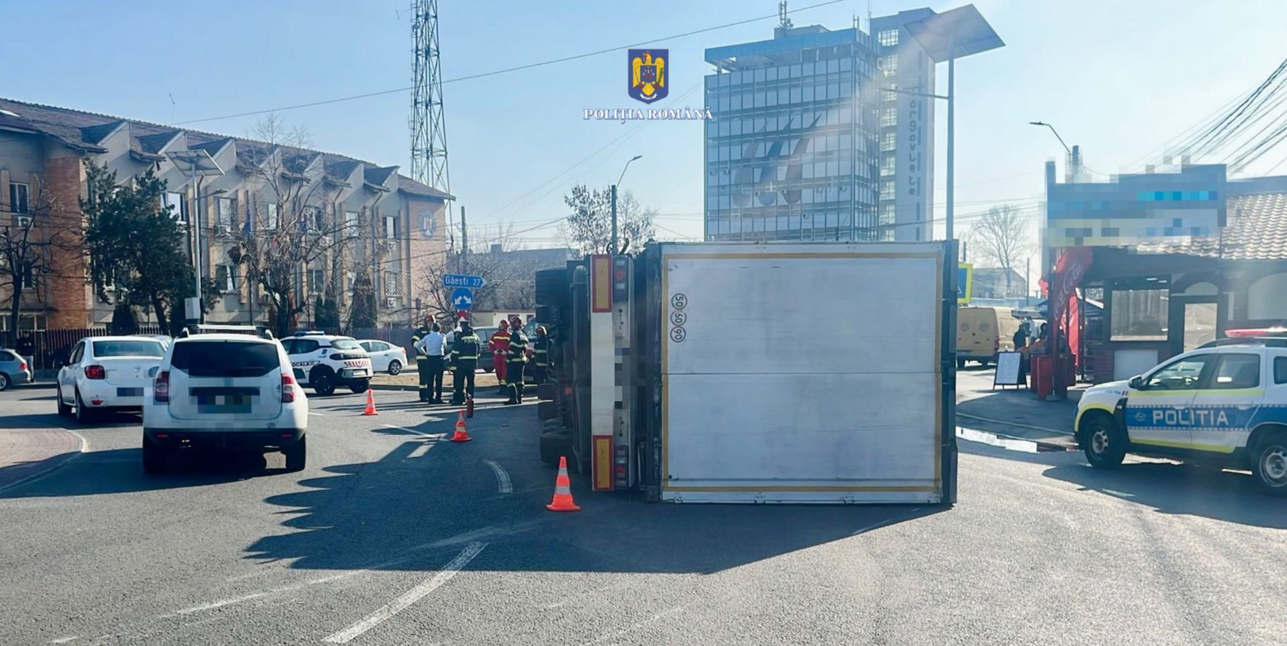 Ieri după-amiază, un accident rutier a avut loc pe Șoseaua Găești, în municipiul Târgoviște, după ce un tir s-a răsturnat pe partea carosabilă.