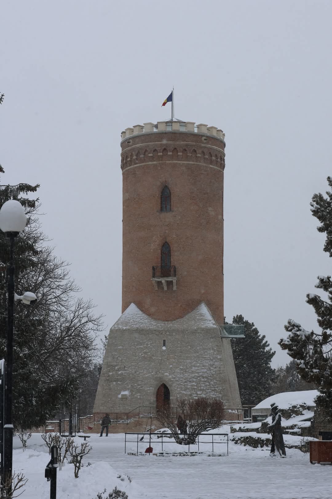 Târgoviște se transformă într-un tărâm de basm în acest sezon de iarnă, iar Curtea Domnească devine locul perfect pentru a te bucura de atmosfera de iarnă autentică.