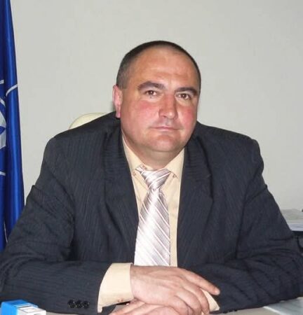 Primarul Gabriel Dănuț Sandu: Comuna Voinești rămâne unită și pregătită pentru provocările viitorului Comuna Voinești se află într-o perioadă de reconstrucție și unitate, iar primarul Gabriel Dănuț Sandu subliniază importanța unui leadership solid și responsabil în fața crizelor internaționale și locale. Într-un mesaj adresat comunității, primarul a adus la lumină atât realizările recente, cât și măsurile care au fost luate pentru a sprijini locuitorii comunei în fața vremii capricioase și a secetei prelungite.