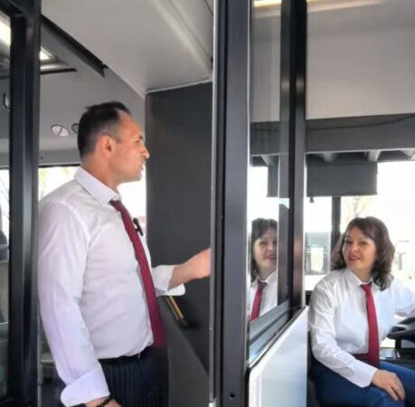 Alina, singura femeie șofer din cadrul Serviciului de Transport Public al Primăriei Târgoviște: Un exemplu de curaj și determinare Într-o eră în care schimbările sunt la ordinea zilei, uneori este nevoie doar de un pas curajos pentru a sparge barierele impuse de convențiile sociale