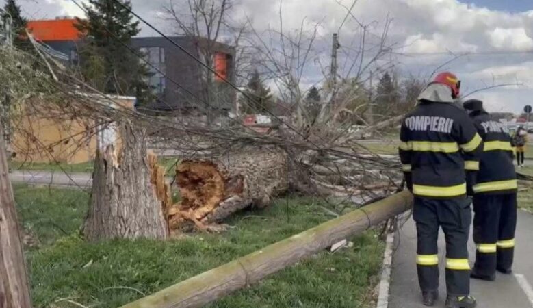 Avertizări meteorologice și hidrologice pentru județul Dâmbovița: COD GALBEN și COD PORTOCALIU de ploi și vânt, COD GALBEN de inundații În urma avertizărilor emise de Administrația Națională de Meteorologie (ANM) și Institutul Național de Hidrologie și Gospodărire a Apelor (INHGA), județul Dâmbovița se află sub incidența mai multor coduri de avertizare, ca urmare a condițiilor meteorologice și hidrologice severe.