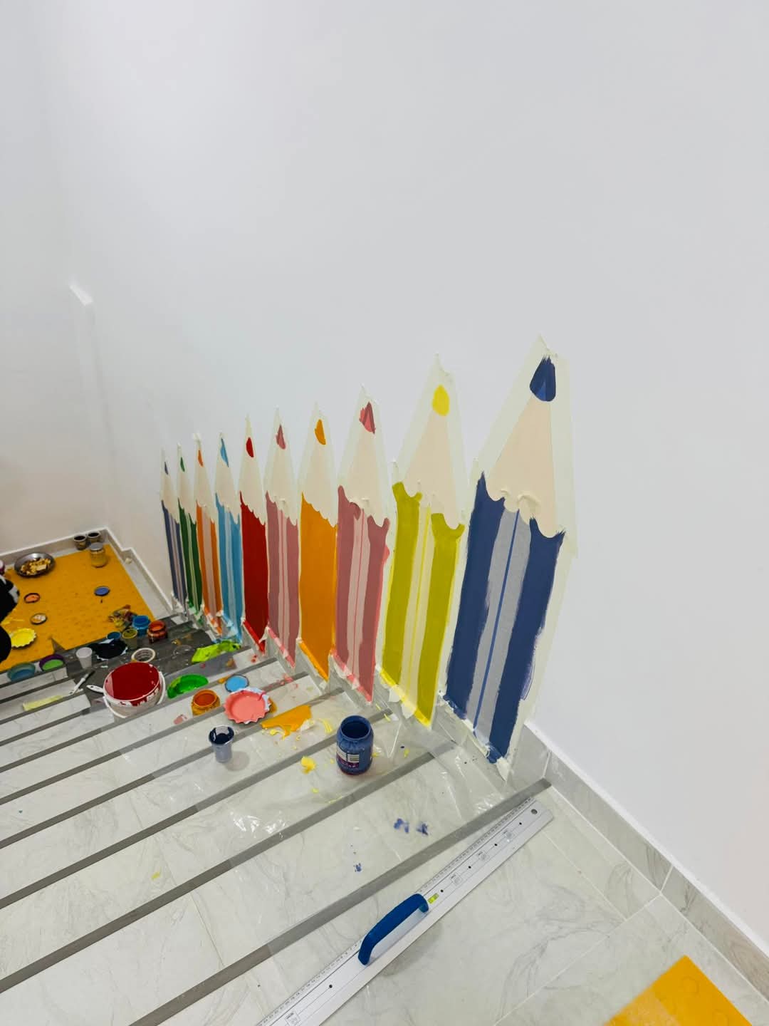 Grădinița nr. 2 Târgoviște a devenit mai veselă și creativă grație unui proiect minunat realizat de elevii Liceului de Arte „Bălașa Doamna”