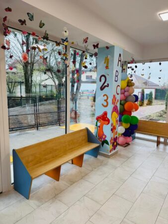 Elevii Liceului de Arte „Bălașa Doamna” au dat culoare Grădiniței nr. 2 Târgoviște Grădinița nr. 2 Târgoviște a devenit mai veselă și creativă grație unui proiect minunat realizat de elevii Liceului de Arte „Bălașa Doamna”