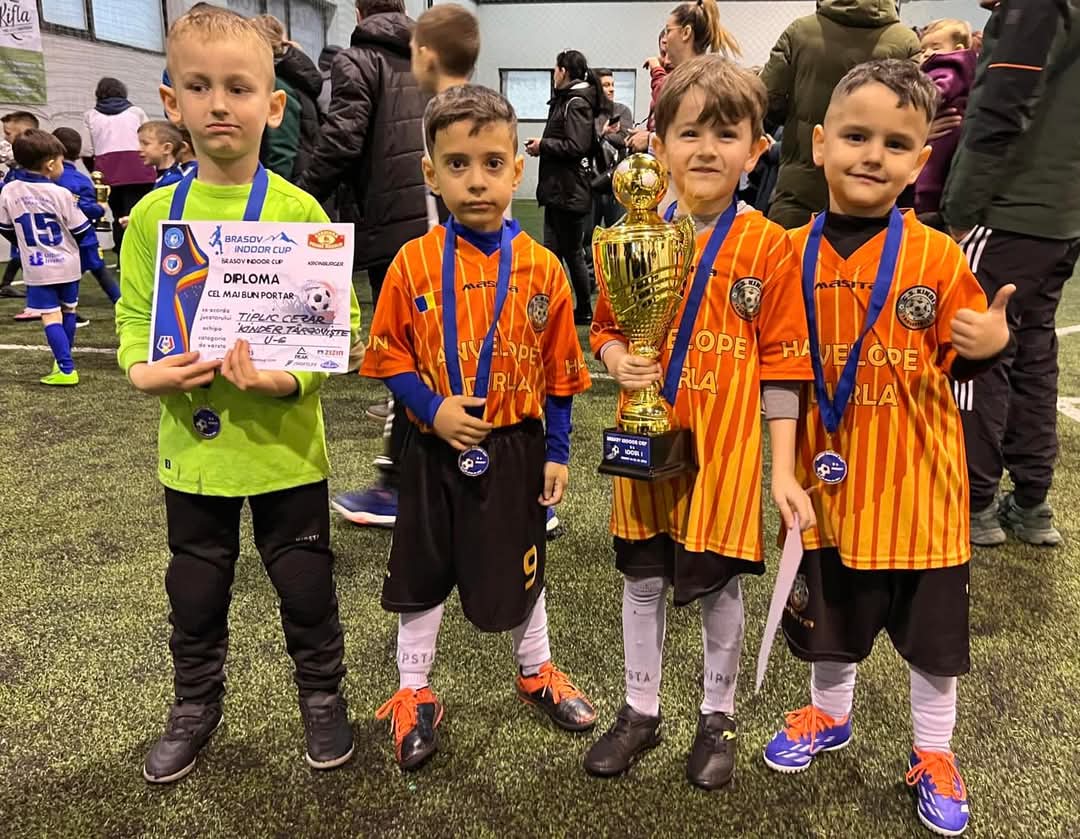 În weekendul trecut, micii fotbaliști ai clubulu Kinder Târgoviște au avut parte de o primă mare victorie în carierele lor, participând cu entuziasm la Brașov Indoor Cup .