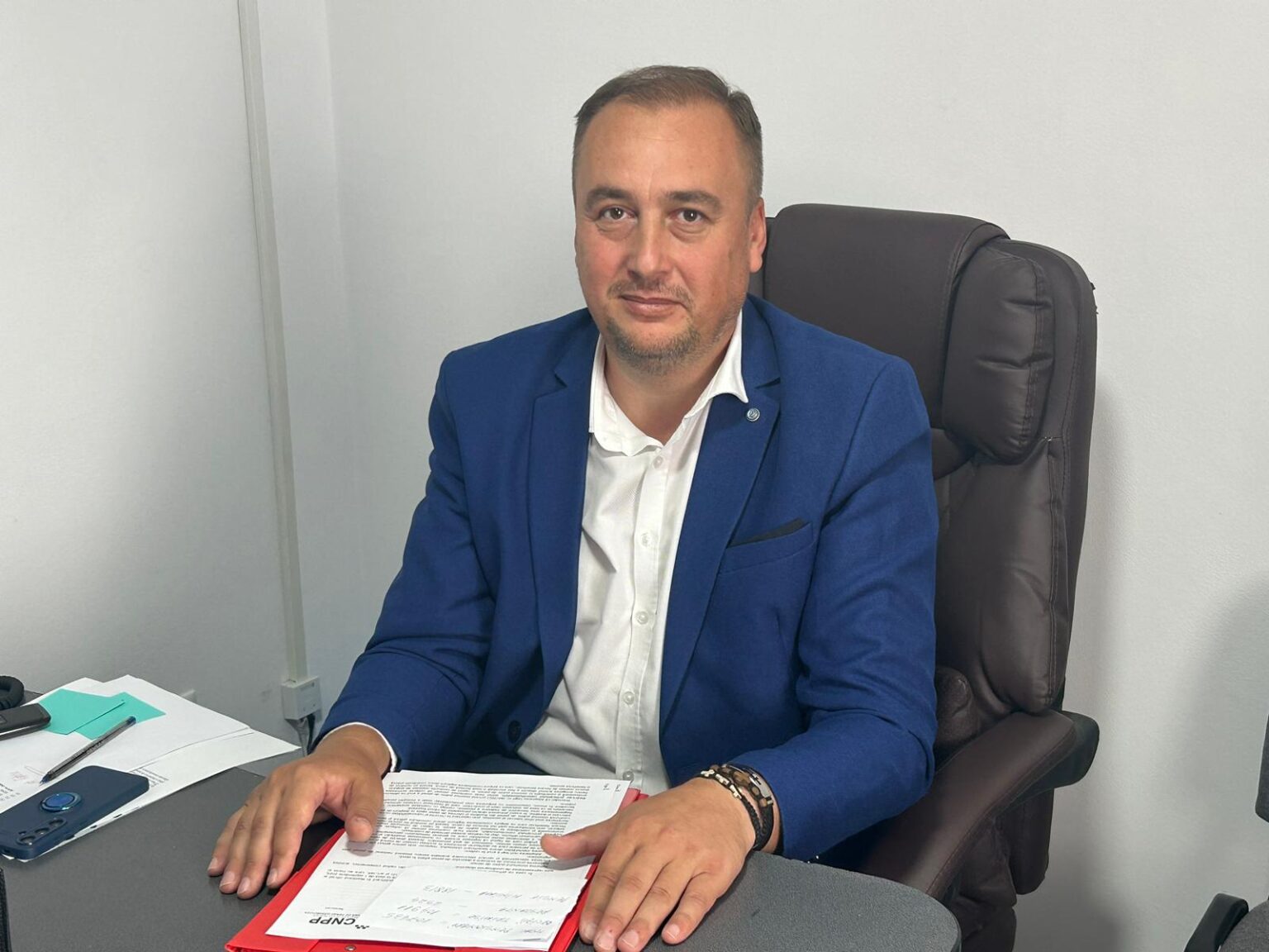 Guvernul României va acorda un sprijin financiar de 800 de lei în anul 2025 pentru pensionarii ale căror venituri nu depășesc 2574 lei. Ajutorul este destinat atât pensionarilor din sistemul public de pensii, cât și celor care beneficiază de pensie de serviciu.