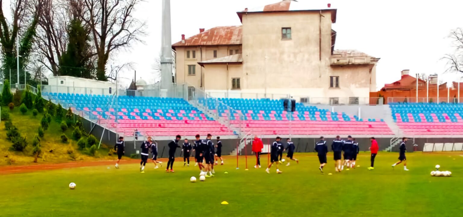 Antrenament intens înainte de debutul în play-out pentru Chindia Târgoviște Pe Stadionul Eugen Popescu, echipa Chindia Târgoviște a susținut un antrenament important înainte de startul primei etape a play-out-ului, care va avea loc sâmbătă, 29 martie 2025,