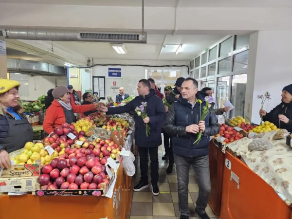 Primarul Daniel Cristian Stan a oferit mărțișoare doamnelor și domnișoarelor Municipiul Târgoviște a dat startul primăverii într-un mod special, plin de tradiție și apreciere pentru femeile din comunitate. Astfel, în prima zi a lunii martie, primarul Cristian Daniel Stan