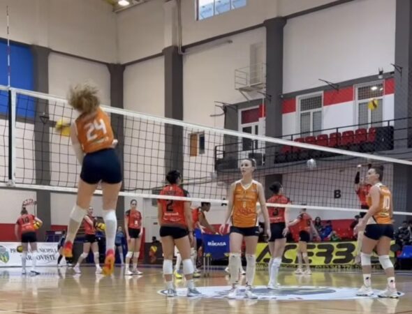CSM Târgoviște a pierdut meciul cu CSM Lugoj dar privește cu încredere spre meciul următor din Play-Off În ciuda unei înfrângeri pe teren propriu, scor 0-3 (14-25; 16-25; 16-25), echipa de volei CSM Târgoviște a arătat o atitudine de luptătoare în fața unei echipe puternice, CSM Lugoj. Deși adversarele au preluat controlul meciului treptat,