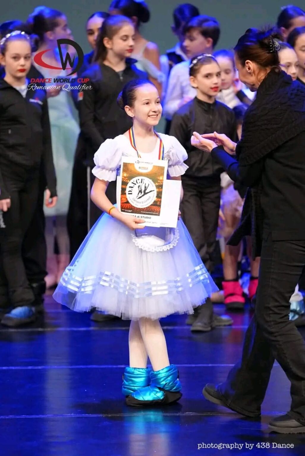 Succes remarcabil pentru micuța balerină Daria Florentina Sandu din Răcari Micuța balerină Daria Florentina Sandu din Răcari a obținut un succes impresionant, reușind să se califice în finala Dance World Cup 2025! După o prestație deosebită la Calificările Naționale, Daria a câștigat locul 1 la categoria Ballet Solo Children, aducând astfel un motiv de mândrie pentru România și pentru întreaga comunitate de dans din țară.