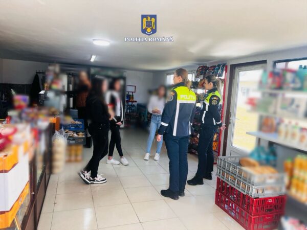 Peste 100 de elevi au fost depistați chiulind în timpul orelor, în urma acțiunilor poliției în școlile din Dâmbovița Inspectoratul de Poliție Județean Dâmbovița a continuat acțiunile pentru asigurarea unui mediu sigur în unitățile de învățământ, desfășurând activități preventive în 184 de școli de pe raza județului. Aceste acțiuni au avut ca scop principal creșterea gradului de siguranță pentru elevi și prevenirea comportamentelor negative în școli.
