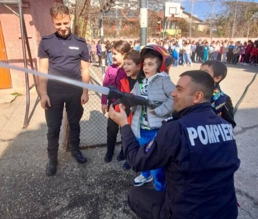 Elevii din Târgoviște învață despre protecția mediului și prevenirea incendiilor în cadrul „Săptămânii Verzi” În cadrul programului național „Săptămâna Verde”, elevii Școlii Gimnaziale „I. Al. Brătescu Voinești” din Târgoviște au participat la o sesiune interactivă de informare preventivă,