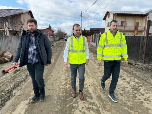 Primarul comunei Răzvad, Emanuel Spătaru, a anunțat  că lucrările de extindere a canalizării pe strada Gării sunt în plină desfășurare și se desfășoară conform programului stabilit.
