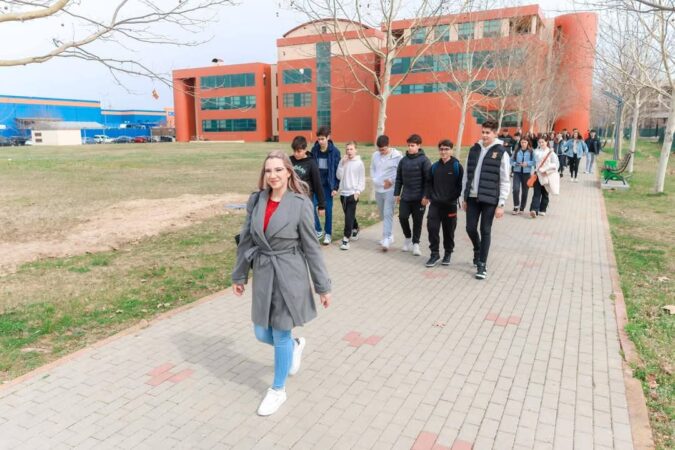 Elevi din Târgoviște explorează inovația la Universitatea „Valahia” Facultatea de Științe și Arte din cadrul Universității „Valahia” din Târgoviște a deschis ușile pentru 50 de elevi curioși și entuziaști, însoțiți de profesori,
