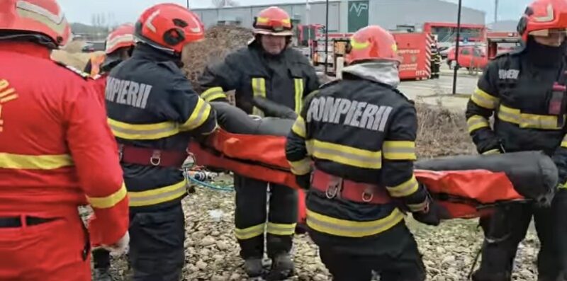 Exercițiu de amploare la Titu: Pregătire pentru situații de urgență Pe 27 martie 2025, începând cu ora 10:00, Inspectoratul pentru Situații de Urgență „Basarab I” al județului Dâmbovița a organizat un important exercițiu de simulare a unui cutremur cu efecte asupra unor blocuri de locuințe din orașul Titu.