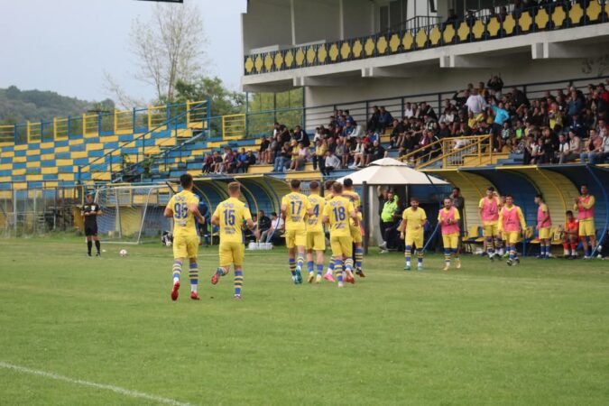 Flacăra Moreni și Vișina continuă să își impună dominanța în campionatul Juniorilor U15 În ultima rundă din campionatul Juniorilor U15, Flacăra Moreni a fost singura echipă gazdă care a reușit să câștige, într-o etapă în care majoritatea victoriilor au fost obținute