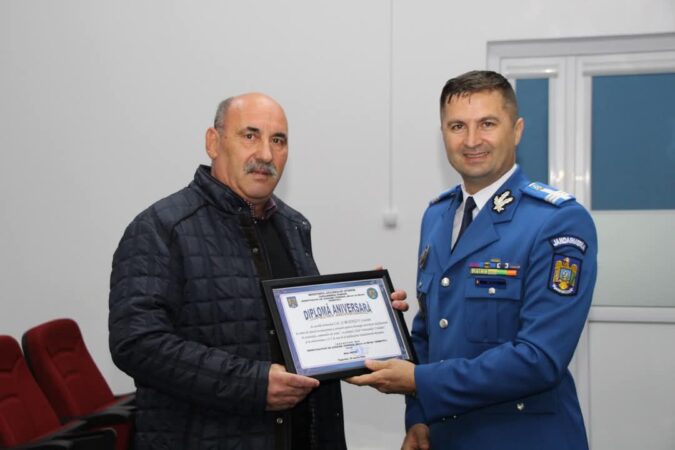 „Ziua Veteranilor Unității”: Jandarmeria Dâmbovița onorează tradiția și meritele celor care au construit istoria instituției Pe 29 martie 2025, Inspectoratul de Jandarmi Județean „Mircea cel Bătrân” Dâmbovița a celebrat un moment deosebit, dedicat celor care au contribuit prin devotament