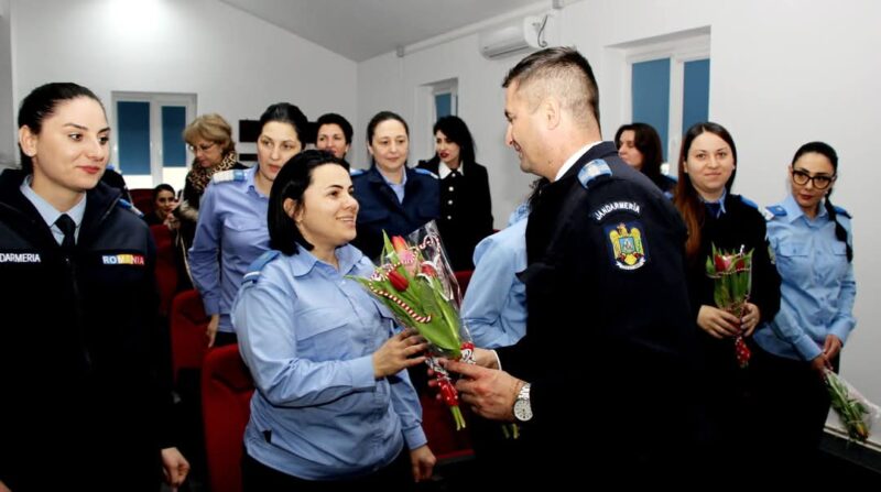 Jandarmeria Dâmbovița a sărbătorit primăvara cu un gest frumos pentru doamnele și domnișoarele din instituție Cu ocazia sosirii primăverii, conducerea Inspectoratului de Jandarmi Județean Dâmbovița a marcat momentul printr-un gest emoționant adresat doamnelor și domnișoarelor din cadrul instituției.