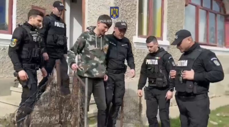 Misiune îndeplinită: Polițiștii dâmbovițeni au adus bucurie și zâmbete unui elev cu rezultate remarcabile În preajma Zilei Poliției Române, polițiștii din cadrul Inspectoratului de Poliție Județean Dâmbovița au demonstrat că misiunea lor nu se limitează doar la menținerea ordinii publice, ci și la sprijinirea celor care dau dovadă de muncă, perseverență și excelență.