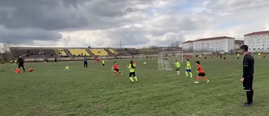 Doicești a fost gazda unui eveniment sportiv deosebit, unde micii fotbaliști din județul Dâmbovița au dat dovadă de talent, energie și pasiune în cadrul turneului cu numărul 9 din Interliga Dâmbovița. Organizat cu succes de clubul Phoenix Târgoviște, turneul a adunat numeroși copii dornici să își demonstreze abilitățile pe teren și să își reprezinte echipele cu mândrie.