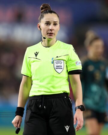 Iuliana Demetrescu, delegată la un meci important din sferturile UEFA Women’s Champions League! Un moment de mare mândrie pentru România! Iuliana Demetrescu a fost aleasă să facă parte din echipa de arbitri pentru partida dintre Lyon și Bayern München,