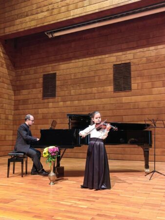 O mare realizare pentru județul Dâmbovița și municipiul Târgoviște! Eleva Liceului de Arte „Bălașa Doamna”, Ivona Vasile, din clasa I, a reușit să se impună în fața celor mai buni violoniști din țară, clasându-se pe locul 5 la prestigiosul concurs Master of Strings International Violon Competition 2025.