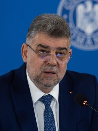 Premierul Marcel Ciolacu solicită măsuri urgente pentru protejarea cetățenilor de atacurile urșilor Premierul Marcel Ciolacu a cerut autorităților centrale și locale să adopte măsuri imediate pentru protejarea vieții cetățenilor amenințați de urși, după atacul avut loc aseară în Predeal, în care șeful Salvamont Predeal a fost agresat de un urs pe o stradă din localitate.