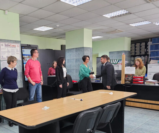 Ieri,  Marian Tănase, prefectul județului Dâmbovița, a avut o vizită de lucru la Inspectoratul Teritorial de Muncă (ITM) Dâmbovița, unde a avut ocazia să discute direct cu echipa instituției și să afle mai multe despre activitatea acestora, dar și despre provocările cu care se confruntă în mod curent.