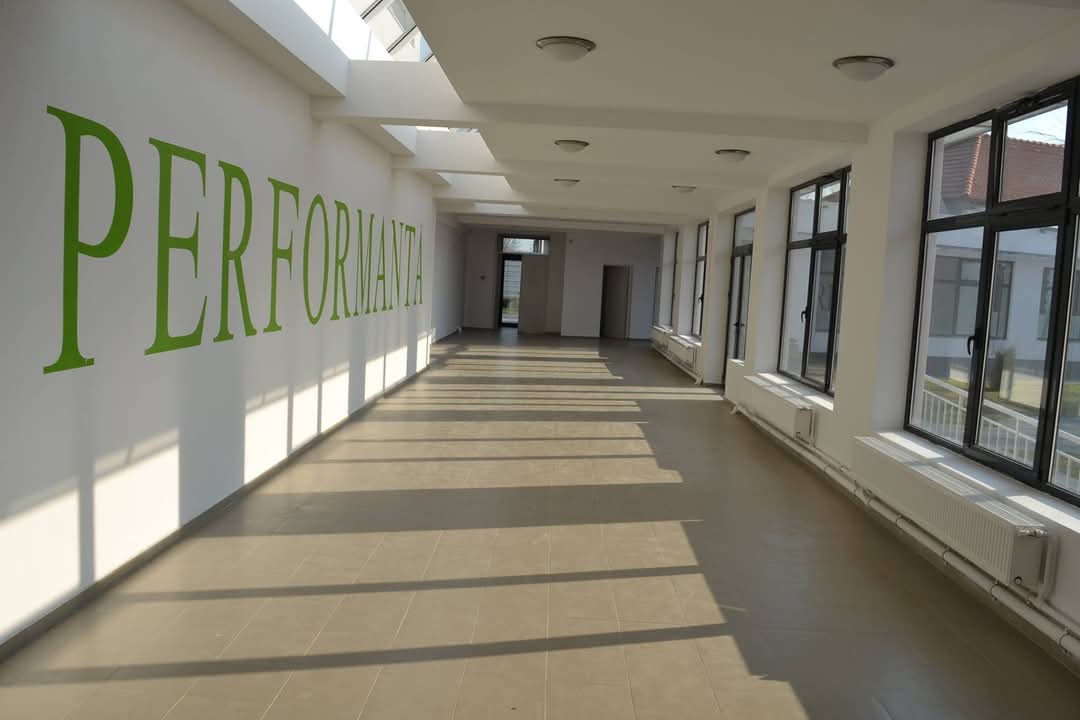 Orașul Răcari face un pas important spre educația viitorului, prin semnarea contractului de achiziție pentru dotarea unităților de învățământ cu echipamente TIC