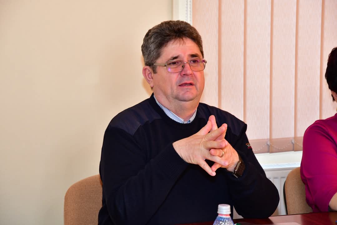 Orașul Răcari face un pas important spre educația viitorului, prin semnarea contractului de achiziție pentru dotarea unităților de învățământ cu echipamente TIC